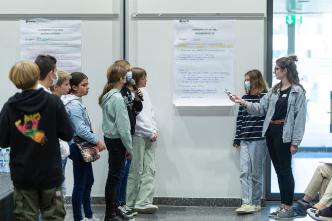 Am Ende des kantonalen Jugendpolittages präsentieren die Schülerinnen und Schüler die Ergebnisse der Workshops. 