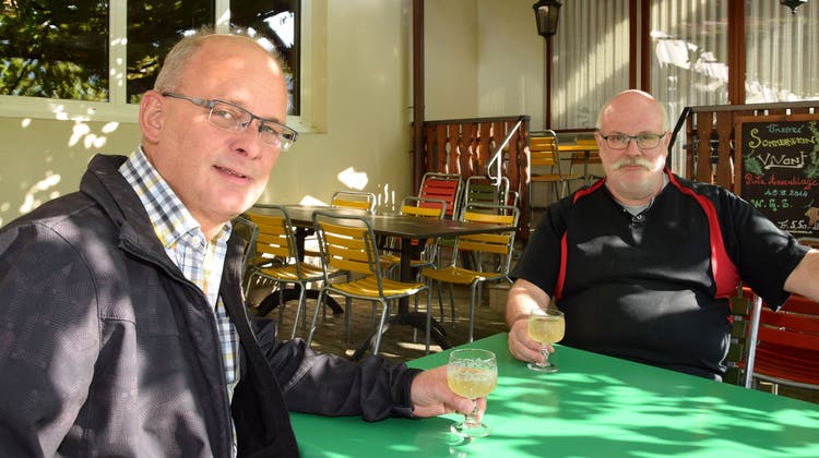 Hans Peter Kuhn, Geschäftsführer der Weinbaugenossenschaft Schinznach (links) und René Wassmer, Wirt vom Restaurant Weingarten, kennen den für die Region typischen weissen Sauser gut. (Michael Hunziker (30. September 2016))
