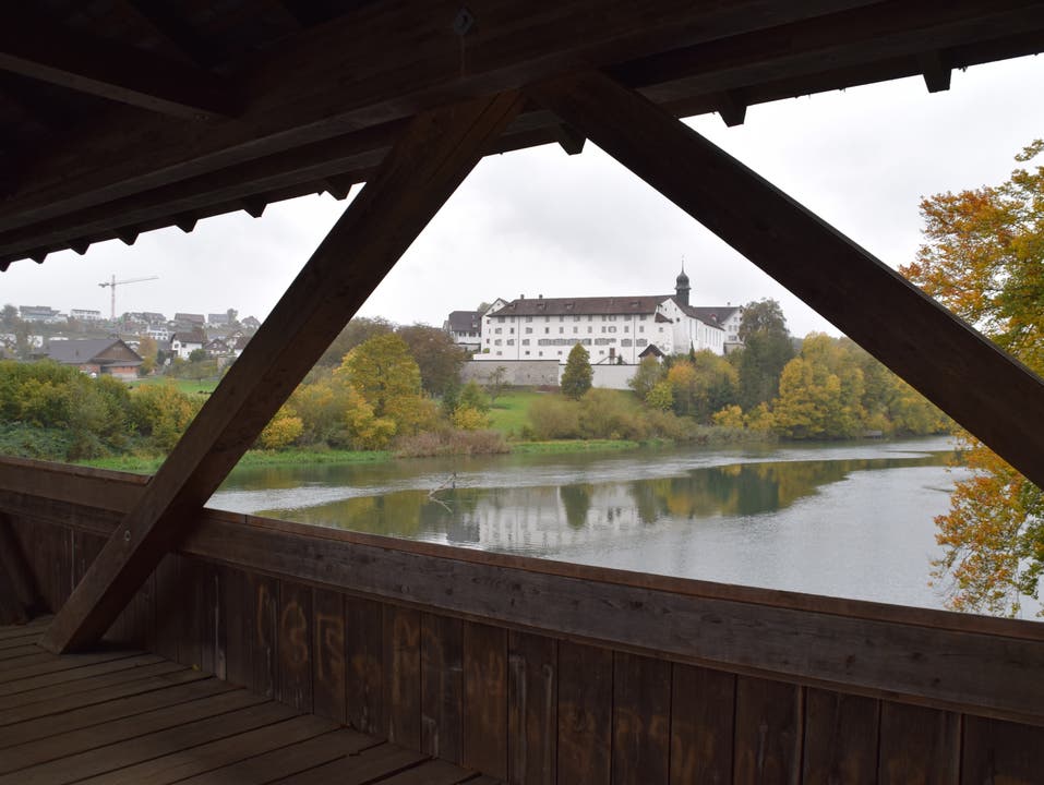 Blick vom Dominilochsteg auf das Kloster Hermetschwil.