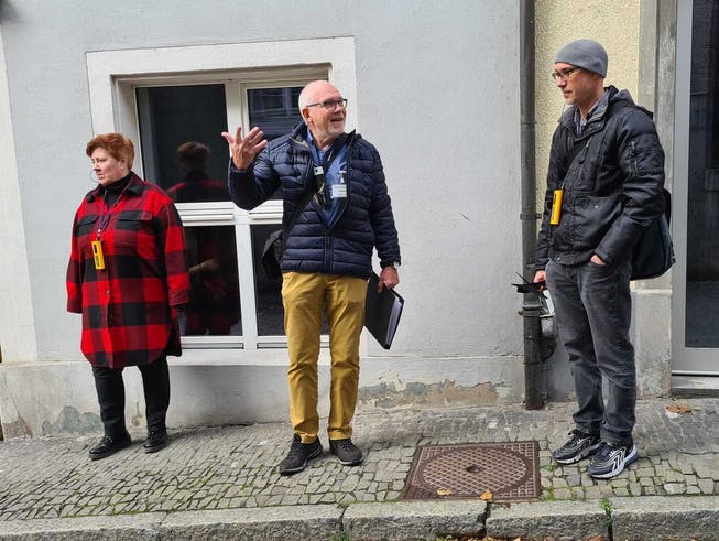 Stadtführer Rudolf Lüscher (Mitte) präsentierte den Gästen seinen neuen Stadtrundgang zu Ehren von Erwin Rehmann. 
