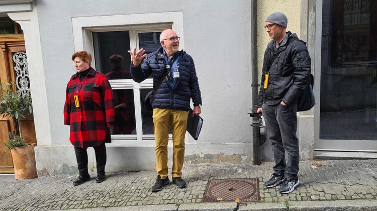Stadtführer Rudolf Lüscher (Mitte) präsentierte den Gästen seinen neuen Stadtrundgang zu Ehren von Erwin Rehmann. (Nils Hinden / Aargauer Zeitung)