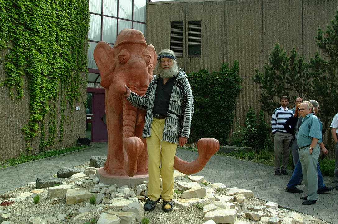 Bruno Weber vor seiner Mammutskulptur mit Doppelrüssel vor dem Paul-Scherrer-Institut in Villigen.
