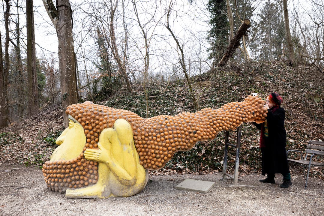 Die Skulptur «Alpengeist» stand bei der Weltausstellung 1992 auf der Treppe vor dem Schweizer Pavillon. Mittlerweile hat sie ein Zuhause im Park gefunden. Das integrierte Alphorn funktioniert immer noch, wie Maria Anna Weber demonstriert.