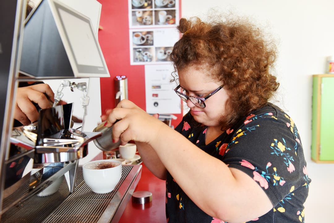 Sonja Aeschlimann bereitet einen Cappuccino zu.