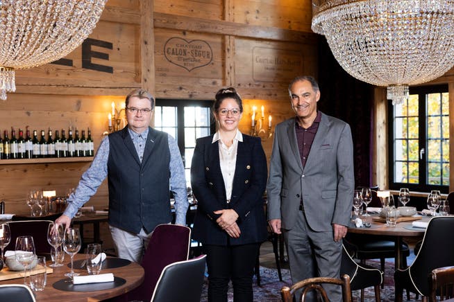 Geschäftsführer Martin Klima, Chef-de-Service Laura Valli und Inhaber Felix Suhner (v.l.) im neuen Saal «Müvée» im Restaurant Mürset.