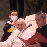 Mitten in der Audienz: 10-Jähriger hat es auf Papst-Kappe abgesehen