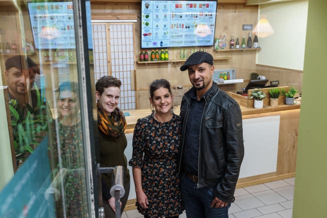 An der Schaalgasse 3 gibt es Wechsel: Nicole Müller (links) eröffnet im Frühling ein neues Restaurant auf dem Dornacherplatz. Natalie Marti Alfakhih und Walid Alfakhih eröffnen am 17. November das «al Lammah».
