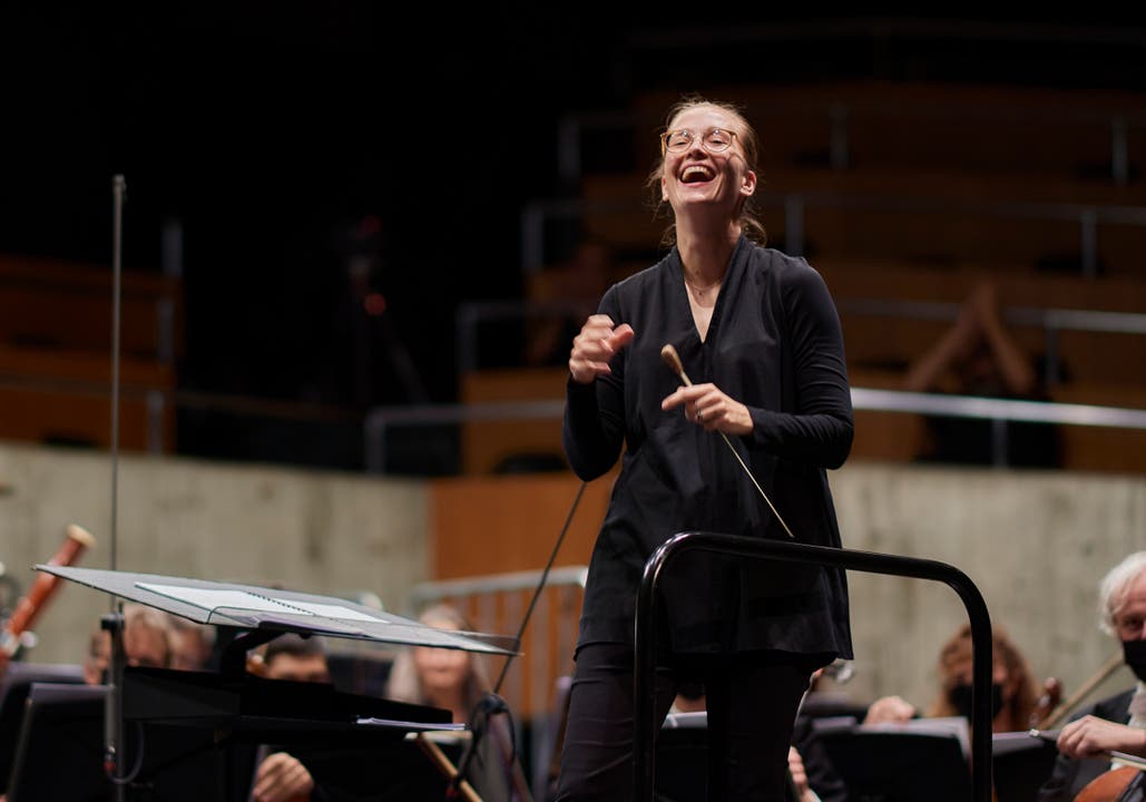 Dieses sorgte nicht nur im Publikum für Gelächter, sondern auch bei Dirigentin Elena Schwarz.