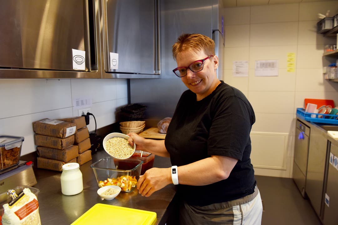 Claudia Käntschi ging bereits im Blumenhaus Buchegg zur Schule. Nun arbeitet sie in den beiden Ateliers Bistro und Küche.