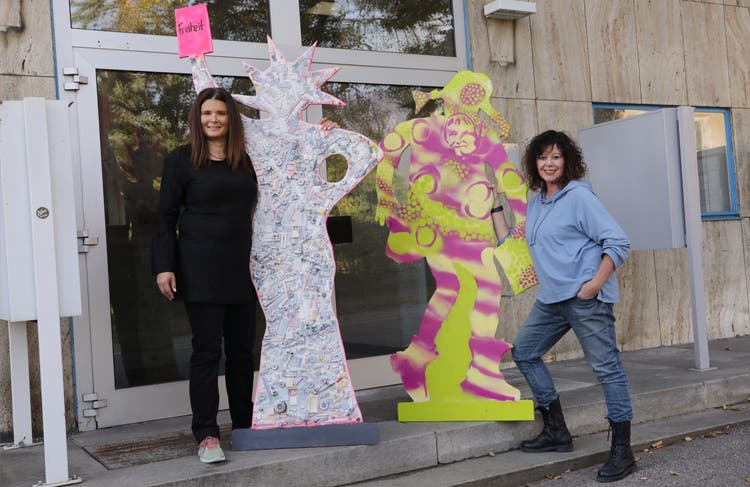 Die Freiheitsstatue mit Legos und Pippi Langstrumpf in Gelb und Pink: Künstlerinnen Gabriella Affolter (l.) und Beatrice Bader mit ihren Figuren für die Ausstellung.