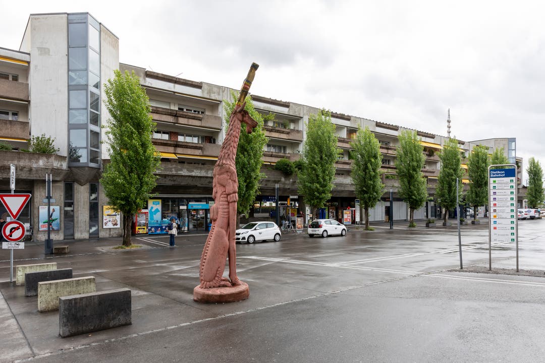 Die Hirschfigur am Bahnhof Dietikon ist Teil des Bruno-Weber-Wegs, der vom Bahnhof zum Park führt. Unterwegs warten diverse Skulpturen darauf, entdeckt zu werden.