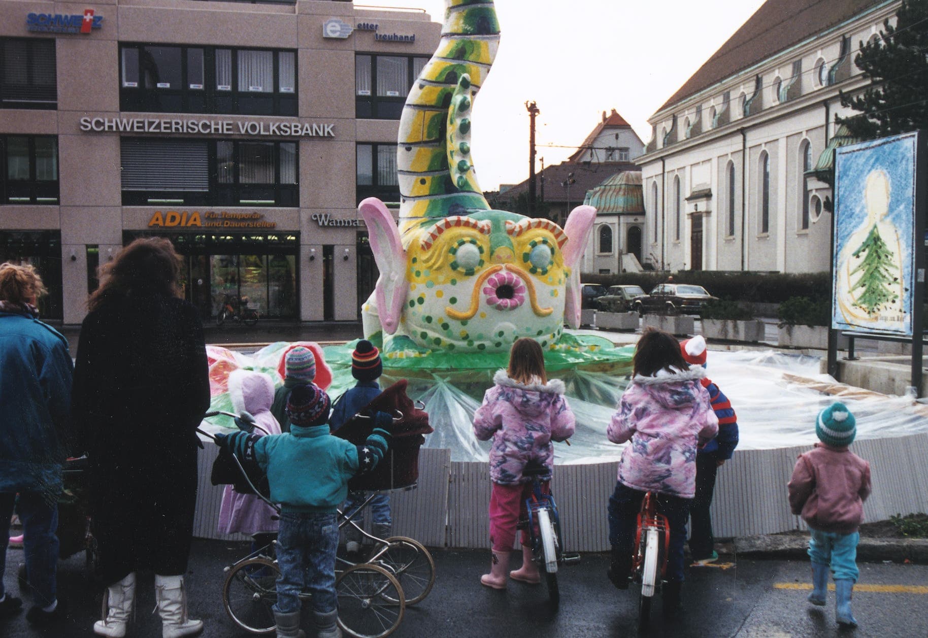 Vor der Abstimmung im März 1989 wurde ein Modell des geplanten Delfinbrunnens auf dem Kirchplatz in Dietikon aufgestellt.