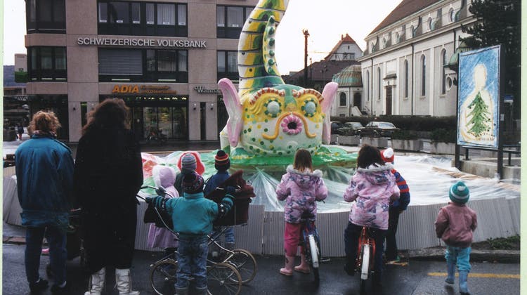 Vor der Abstimmung im März 1989 wurde ein Modell des geplanten Delfinbrunnens auf dem Kirchplatz in Dietikon aufgestellt. (zvg/Ortsmuseum Dietikon)