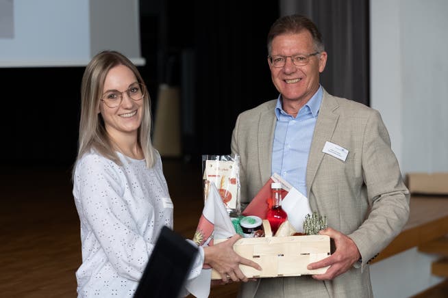 Alessandra Costa erhält von Gemeindepräsident Viktor Eiholzer einen Geschenkkorb.