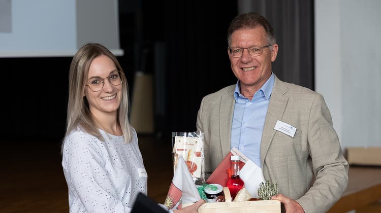 Alessandra Costa erhält von Gemeindepräsident Viktor Eiholzer einen Geschenkkorb. (Bild: Florian Pfister (Ennetbürgen, 23. Oktober 2021))