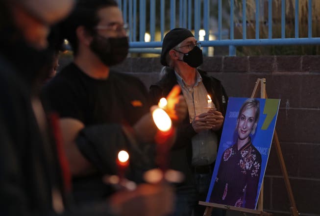 Mit einer Kerzennachtwache wird im US-Bundesstaat New Mexiko der getöteten Kamerafrau Halyna Hutchins gedacht.