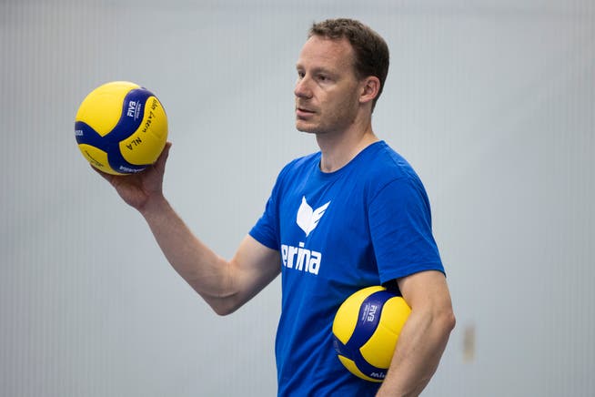 Marco Fölmli, Trainer von Volley Luzern, wartet auf die Rückkehr der Verletzten.