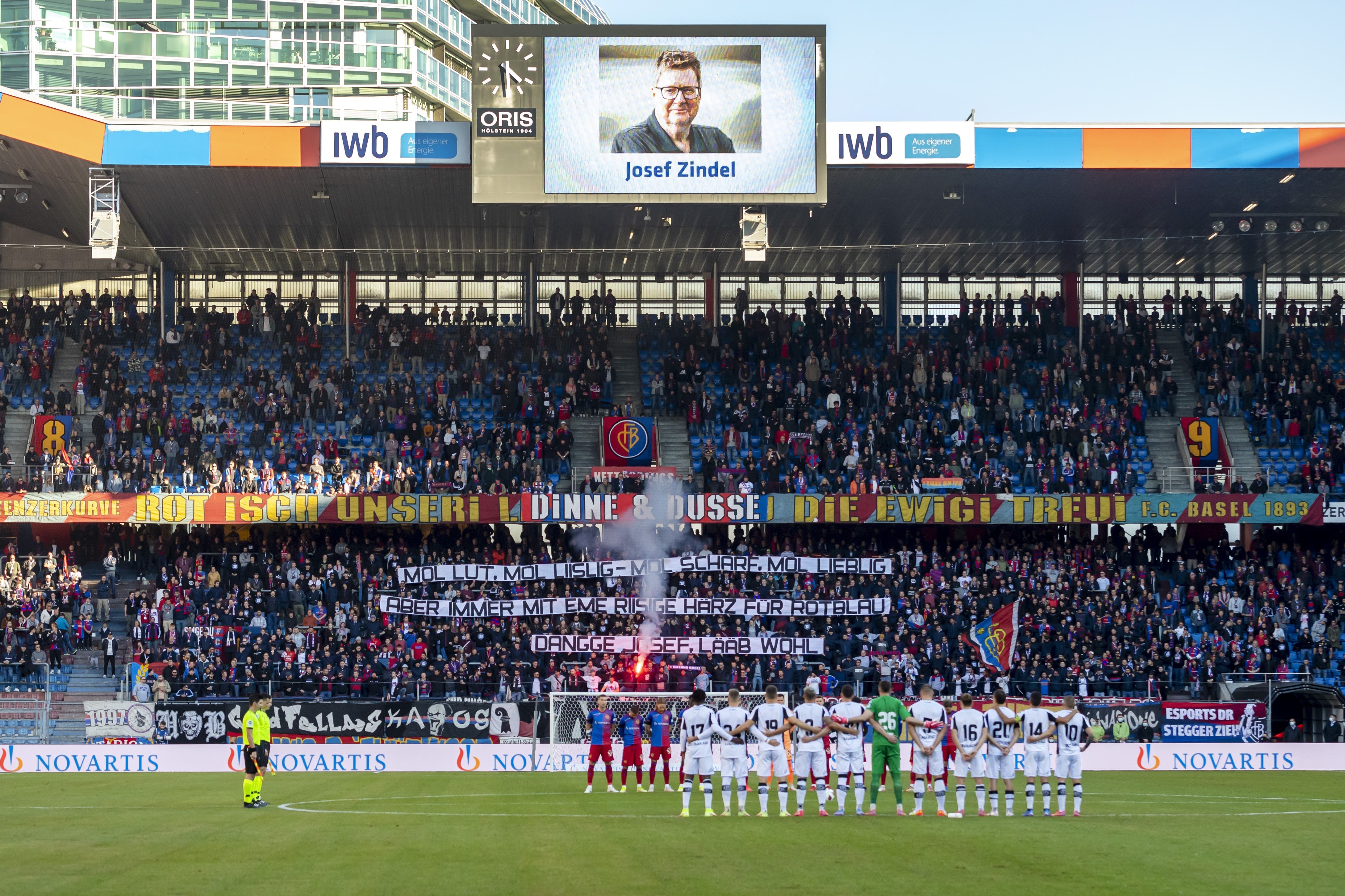 Noch bevor das Spiel beginnt, gibt es eine rührende Schweigeminute für den verstorbenen Josef Zindel.