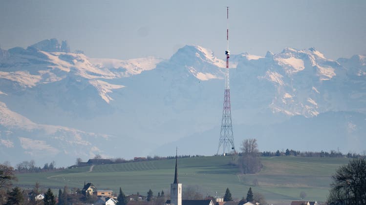 Der Landessender Beromünster vor dem Alpenpanorama. (Archivbild)