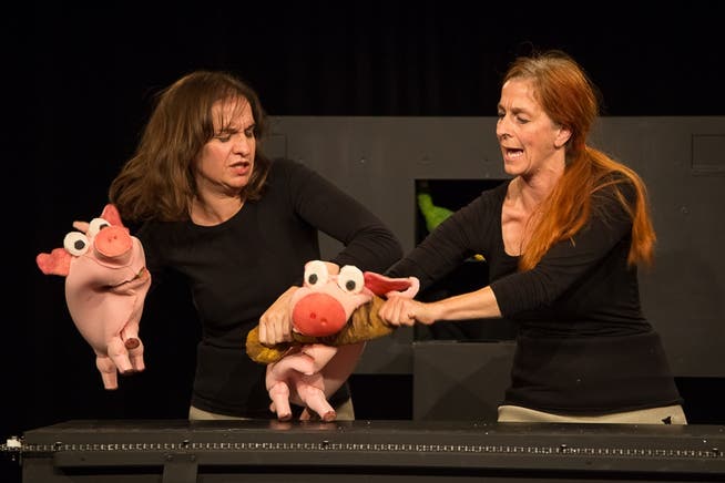 Die Schweine machen sich über die Essensvorräte her: Gustavs Schwestern alias Jacqueline Surer (links) und Sibylle Grüter spielen «Piggeldy und Frederick».