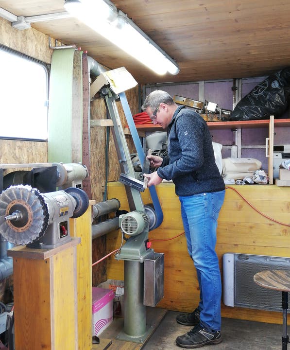 Messerschleifer Thomas Gübeli hat seine Werkstatt in einem Anhänger eingerichtet.