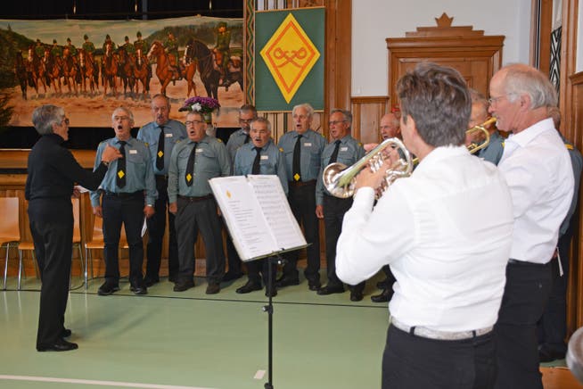 Das Dragoner-Chörli singt an der Versammlung in Bürglen zum Trompetenspiel von Susanne Altwegg und Franz Inauen.