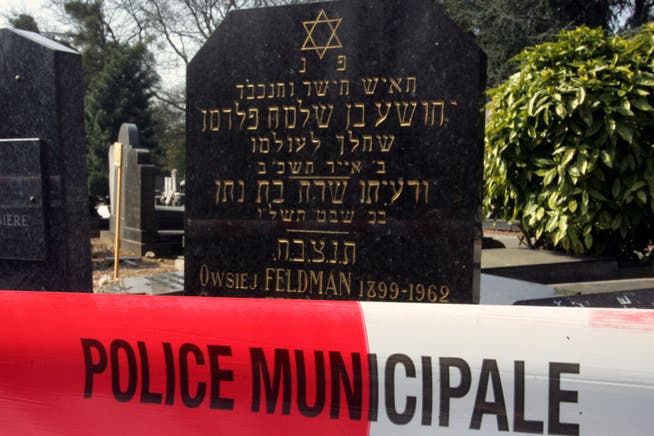 Vandalismus in Frankreich: Dutzende von Grabsteinen umgestossen, wie hier auf einem jüdischen Friedhof in Lille.