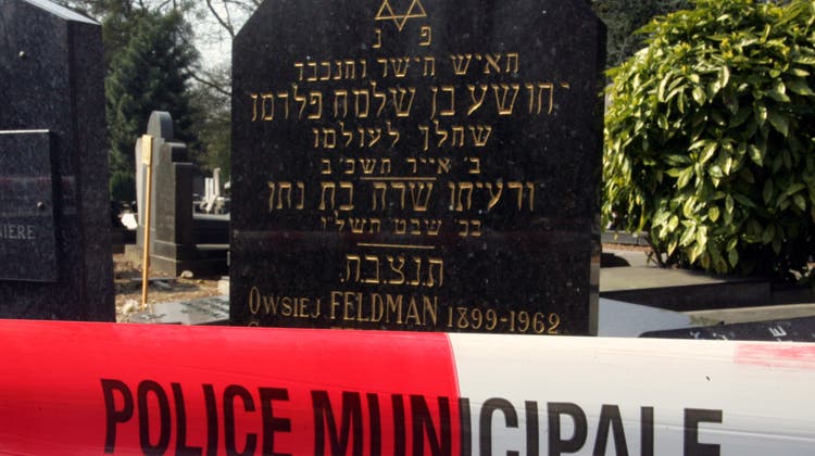 Vandalismus in Frankreich: Dutzende von Grabsteinen umgestossen, wie hier auf einem jüdischen Friedhof in Lille. (keystone)