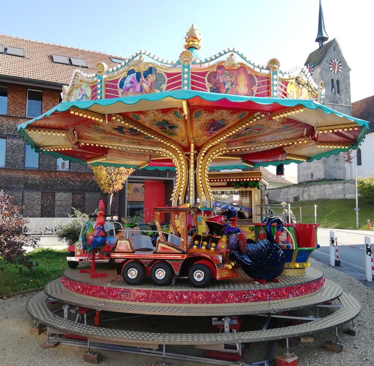 Das Karussell oder «Rösslispiel» auf dem Dorfplatz in Messen.