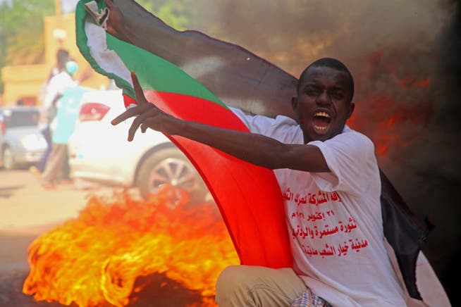 Nach der Festnahme des Premierministers: Sudanesen protestieren in der Hauptstadt Khartum gegen den Militärputsch.