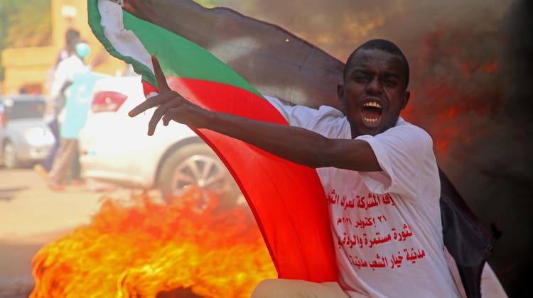 Nach der Festnahme des Premierministers: Sudanesen protestieren in der Hauptstadt Khartum gegen den Militärputsch. (Mohammed Abu Obaid / EPA)