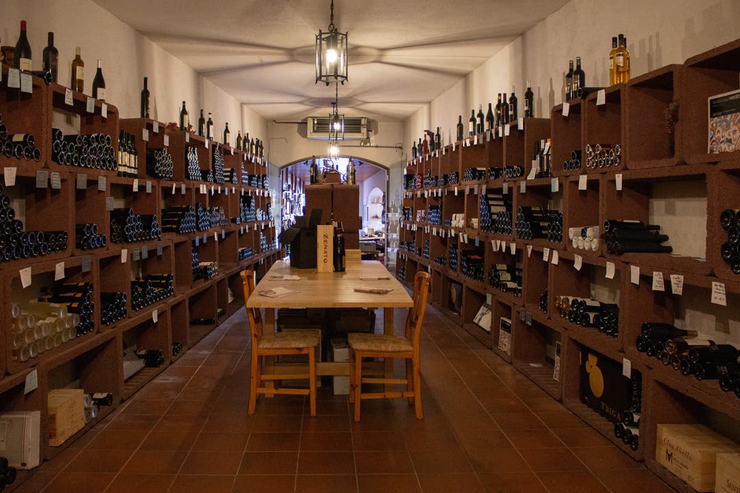 Nun sind hier die unterschiedlichen Flaschen gelagert, die Zimmermann in seiner Weinhandlung anbietet.