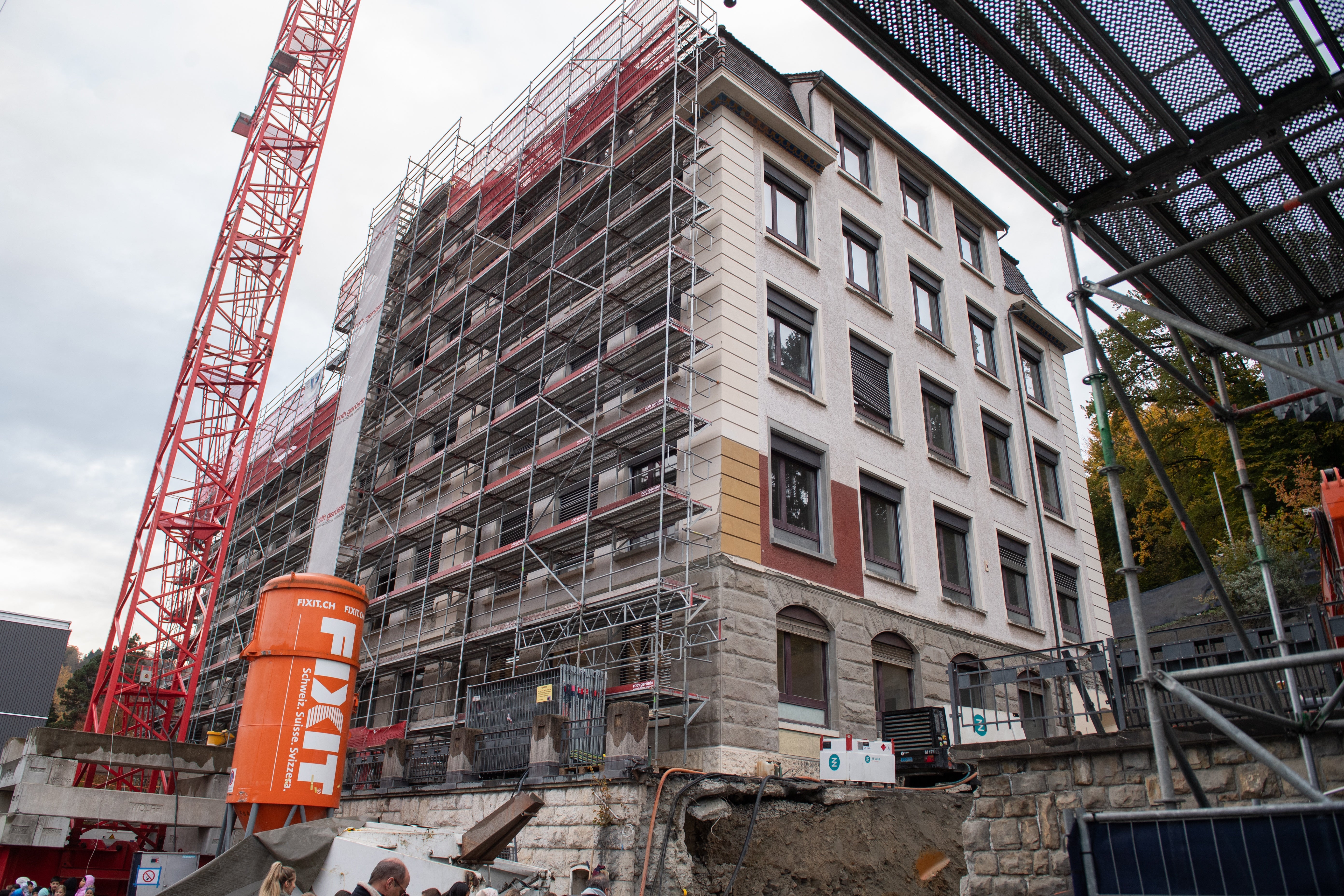 Schulkinder Legen Grundsteine Für Neubau Beim Schulhaus St. Karli