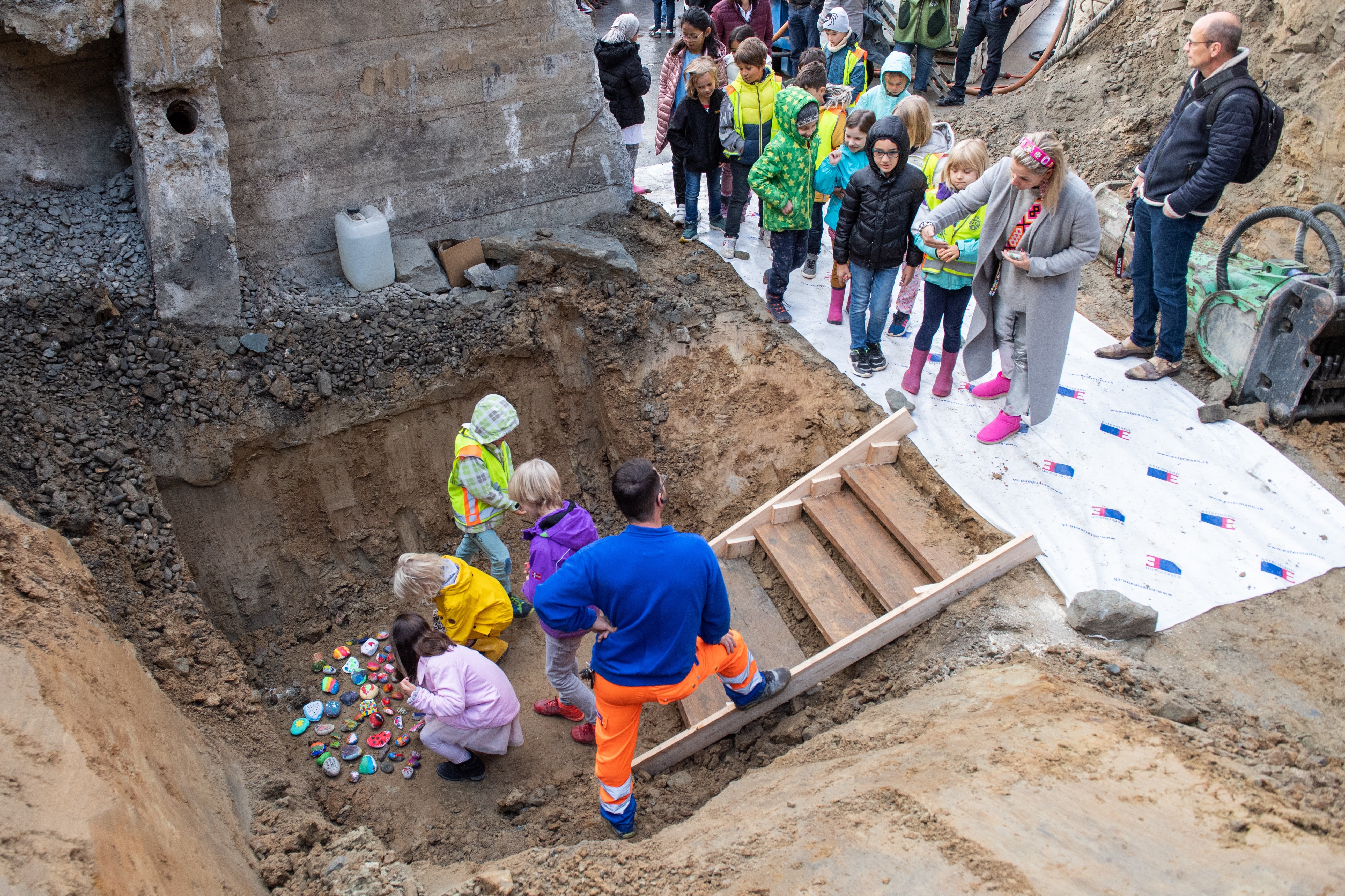 Schulkinder Legen Grundsteine Für Neubau Beim Schulhaus St. Karli