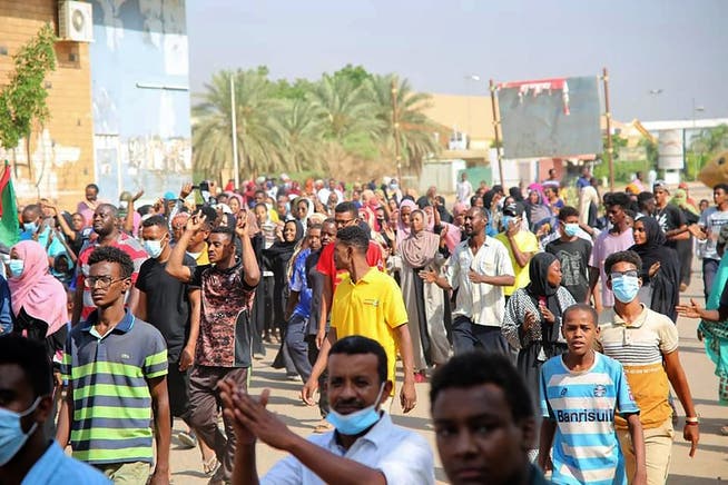 Menschen gingen in der Hauptstadt Khartoum auf die Strasse um gegen den Putsch zu protestieren.