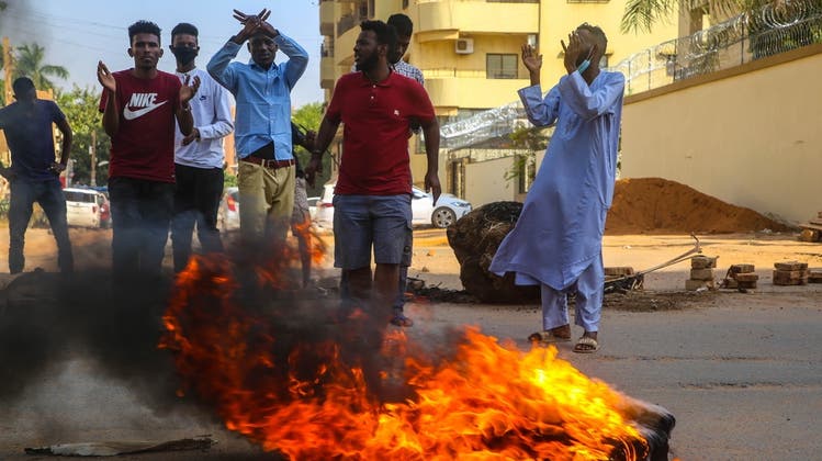 In den Strassen Khartoums demonstrieren Menschen gegen den Putsch. (Keystone)