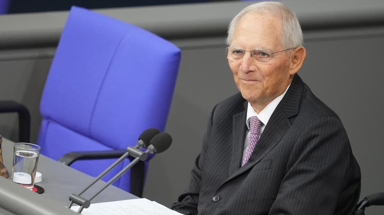 Geniesst den Beifall: Der abtretende Bundestagspräsident Wolfgang Schäuble am Dienstag im Bundestag. (Keystone/Kay Nietfeld)