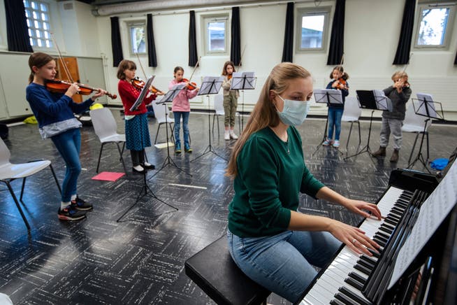 Die «Minifiddlers» der Musikschule Emmen proben für das Konzert am Wochenende.