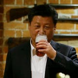 Staatspräsident Xi Jinping nimmt einen Schluck aus dem Bierglas - den Verband der Craft-Bier-Brauer im Land hat seine Regierung dagegen zur «illegalen NGO» erklärt. (AP/key)