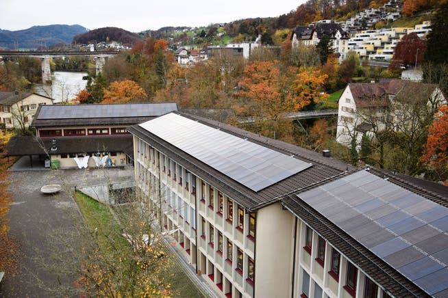 Auf dem Schulhaus Freudenstein sind bereits Solarmodule montiert und in Betrieb genommen worden.
