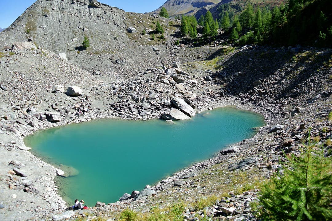 Seen sind auf der Tour du Mont Blanc eine gern gesehene Attraktion. Hier der Lac du Miage. 