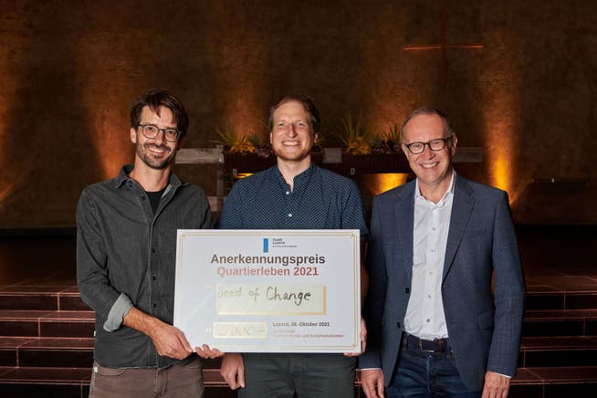Matthias Leutwyler (links) und Andreas Müller als Vertreter von «Seed of Change», zusammen mit Stadtrat Martin Merki (rechts) bei der Übergabe des Anerkennungspreises. 