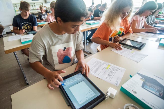 Ein Bild aus dem Baselland: Eine Klasse packt ihr iPad aus. 