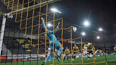 Ibrahima Ndiayes Kopfball zum 1:0 für Luzern landet unhaltbar im Netz der Schaffhauser. (Bild: Michael Buholzer/Keystone (Schaffhausen, 27. Oktober 2021))