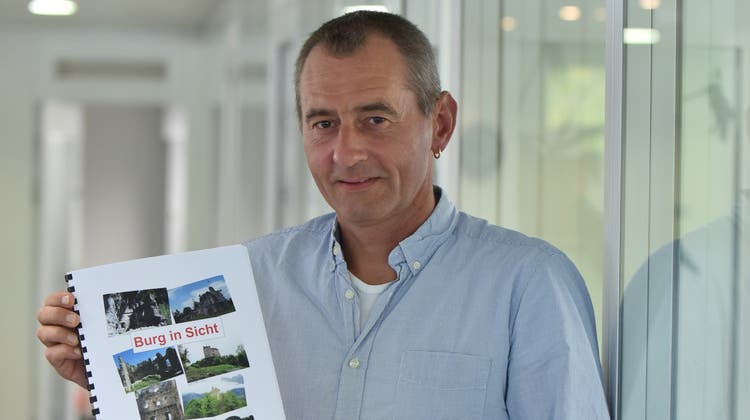 Oberstufenlehrer Urs Kaufmann präsentiert seine Broschüre über die Burgen von Oberriet bis Haldenstein. (Bild: Heini Schwendener)