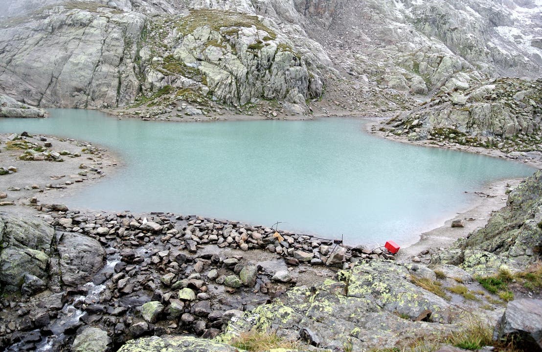 Der Lac Blanc auf 2352 Metern über Meer am Rande der Schneefallgrenze.
