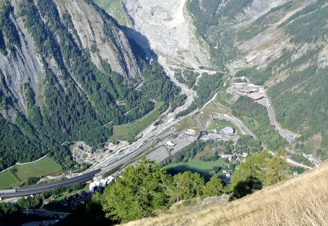 Der Blick auf die Eingangspforte zum Mont-Blanc-Tunnel, der das italienische Courmayeur mit Chamonix verbindet.