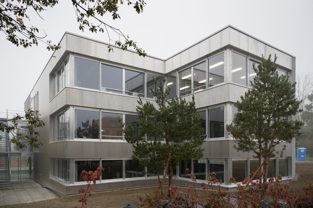 Der neue Erweiterungsbau Brüelmatt 3 schliesst sich architektonisch an die bestehenden Gebäude Brüelmatt 1 und 2 an.