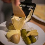 Winterzeit ist Raclettezeit.  Wie wird man nach dem Essen den Käsegeruch wieder los? (Bild: Pius Amrein)