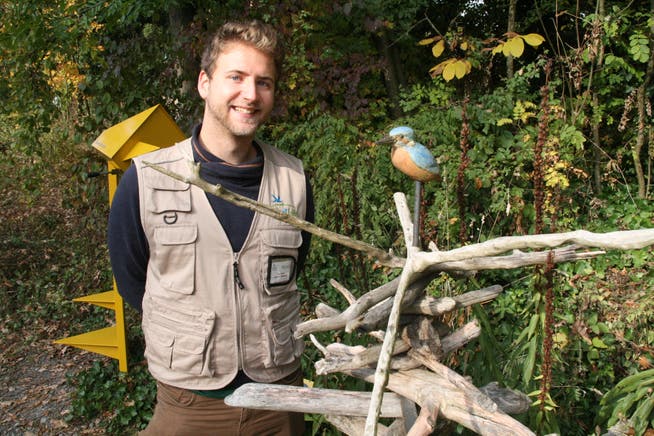 Der überzeugte Mitarbeiter: „Der Klingnauer Stausee ist ein Hot-Spot für die Vögel“, sagt Nic Gehre, Praktikant am Bird­life-Naturzentrum, im Bild mit einem Eisvogel aus Holz.